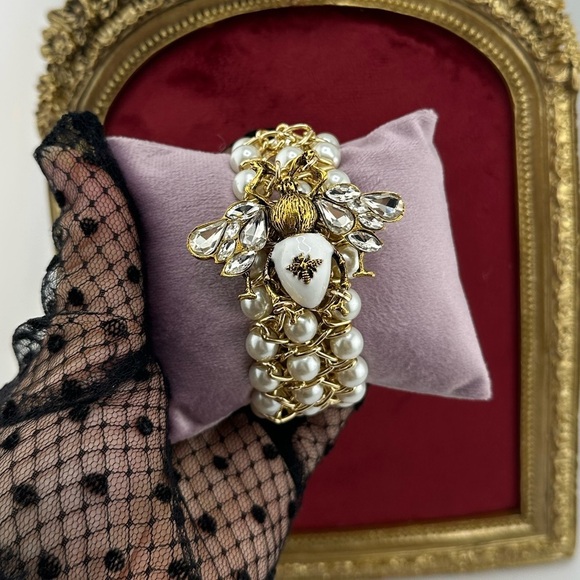 Vintage Luxury Honeybee Gold White Pearl Linked Bracelet - Picture 3 of 14